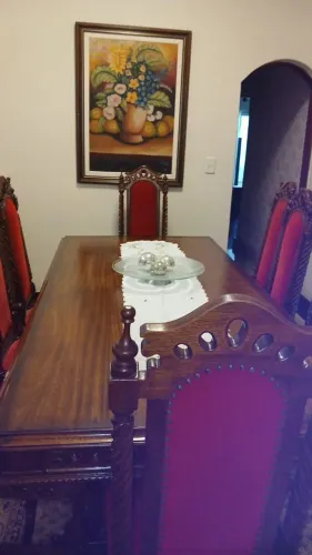 Mesa de madeira maciça com 08 cadeiras