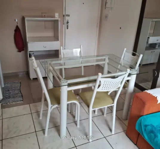 Mesa de Jantar de Metal Branco com Tampo de Vidro + 4 Cadeiras Estofadas