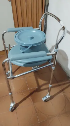 Vendo cadeira de banho semi nova usada somente 3 vezes, pelo paciente,