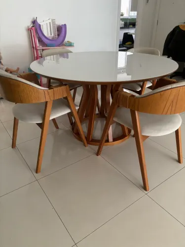 Mesa com tampo de vidro de madeira maciça com 4 cadeira tipo linho