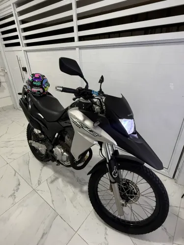 Vendo XRE 300 em ótimas condições, motor nunca aberto só pegar e andar.