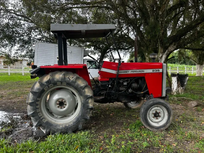 Trator Massey - Ferguson 235