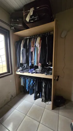 Guarda roupa + escrivaninha com gaveta