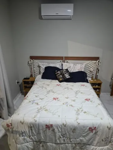 Cama de casal com colchão e cabeceira