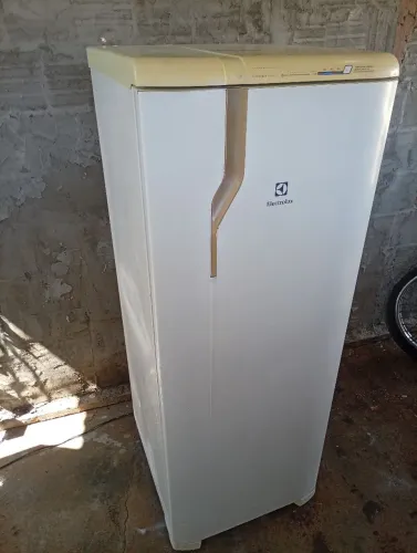 Geladeira Electrolux branca neve