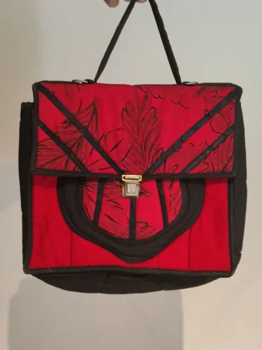 Bolsa de Mão Feminina Artesanal Vermelha e Preta - Estilo Pasta / Maleta