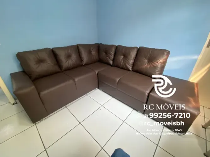 Sofá de Canto Sandero em Couro Sintético com Puff - Conforto e Durabilidade