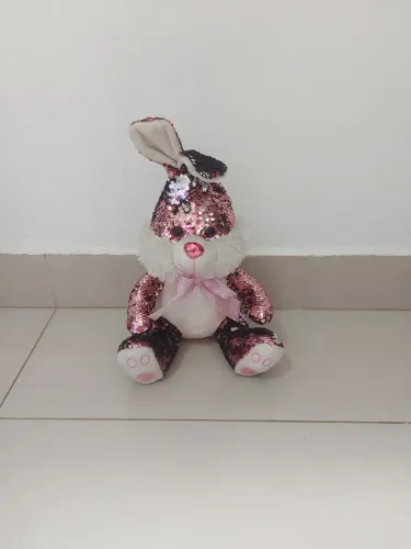Ursinho de pelucia de Coelho Rosa e quando passa a mão vira prata