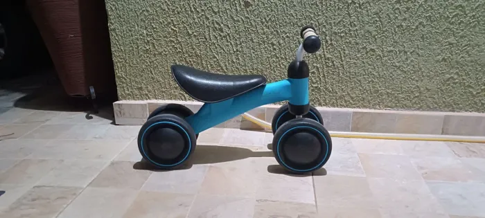 Bicicleta de equilíbrio infantil azul 