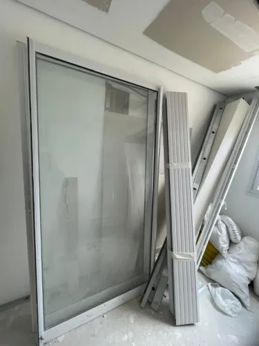 PORTA DE VIDRO DE CORRER COM PERSIANA E TRANCA