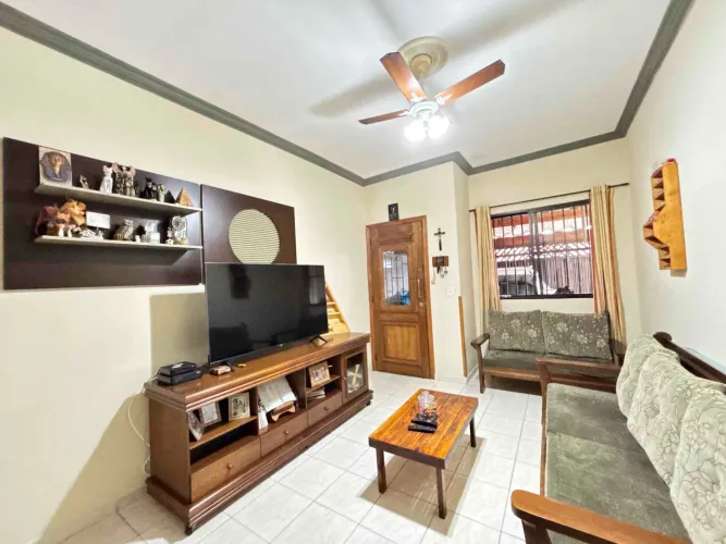 Sobrado à venda nas Astúrias no Guarujá, SP | QVista Inteligência Imobiliária Guarujá