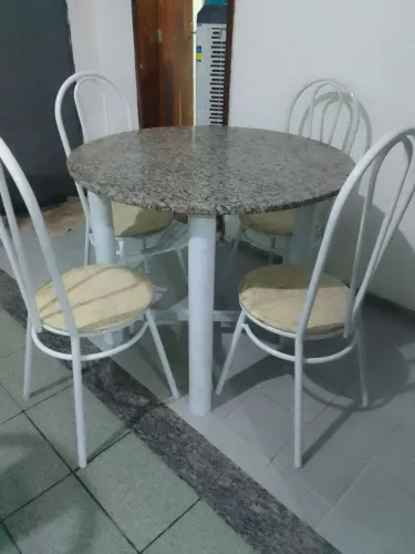 Mesa de mármore com quatro cadeiras