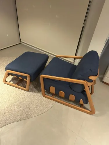 POLTRONA NORONHA COM PUFF | DESIGN CONTEMPORÂNEO | MADEIRA MACIÇA