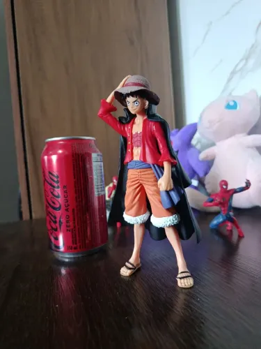 Action Figure One Peace | Monkey D. Luffy com a capa do Shanks
