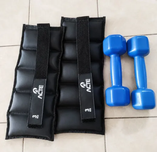 ? 2 caneleiras ACTE de 3kg ? 2 halteres de 4kg (R$180).<br>? 2 halteres de 4kg
