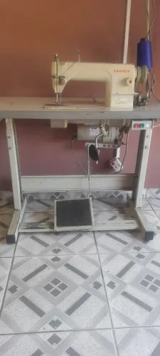 Máquina de costura reta Yamata com bancada