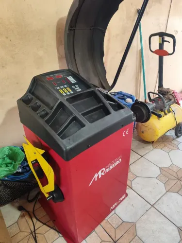 Balanceadora de rodas e pneus