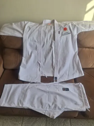 KIMONO DE KARATE MARCA SHIROI NOVO