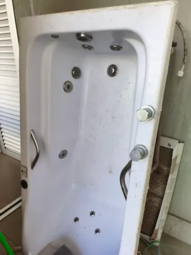 Vendo uma banheira com box d vidro