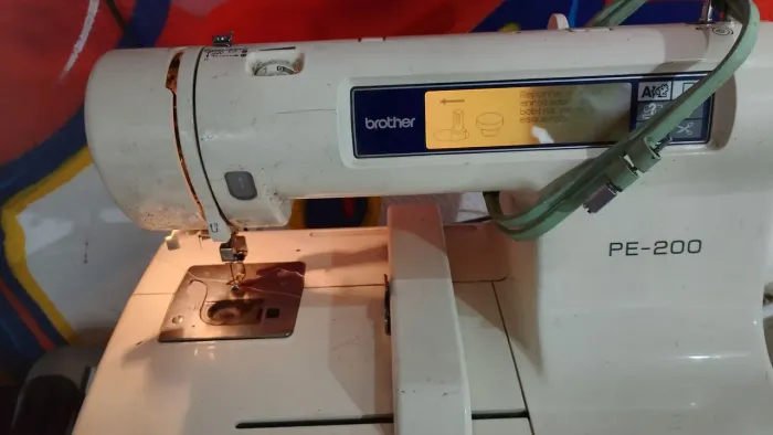 Máquina brother PE-200 no estado 