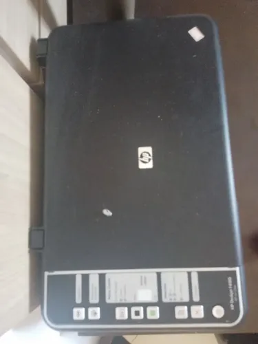 HP Deskjet F4180 All-in-One, na cor preta.