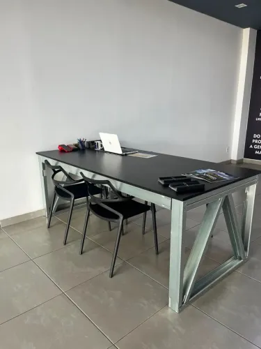 Mesa, cadeiras e prateleira