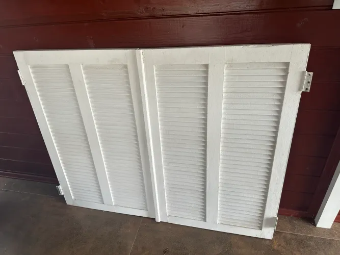 4 folhas de venezianas 106x67,5cm e 4 folhas vidros 106x37,5cm