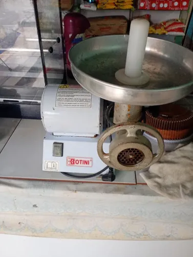 Máquina de moer carnê .marca da máquina botini