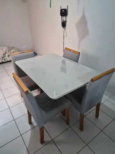 Mesa em MDF com vidro temperado 4 lugares