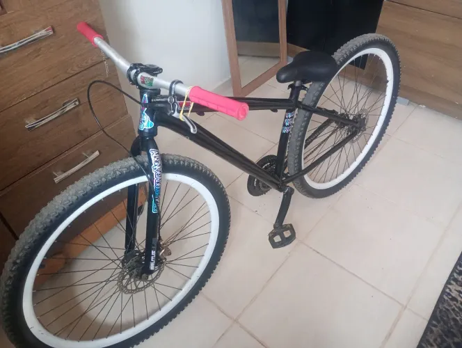 Bicicleta Aro 29, freio hidráulico dianteiro funcionando. Pe de vela quebrado