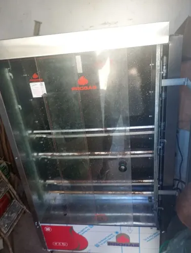 Máquina de assar frango usei 2 vezes maioria dos espetos nem foi usado