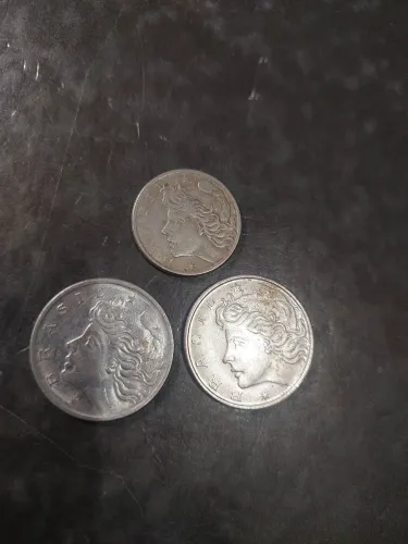 Moedas antigas de 10 e 50 centavos de 1975.