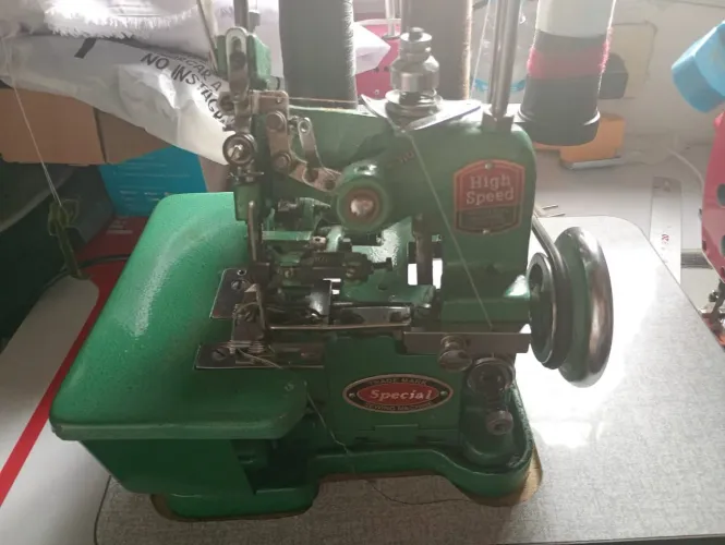 Máquina de costura overloque chinesinha