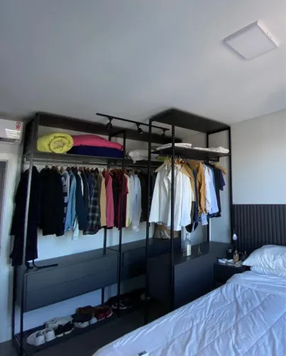 Closet Modular Industrial 3 metros + 2 Mesas de Cabeceira