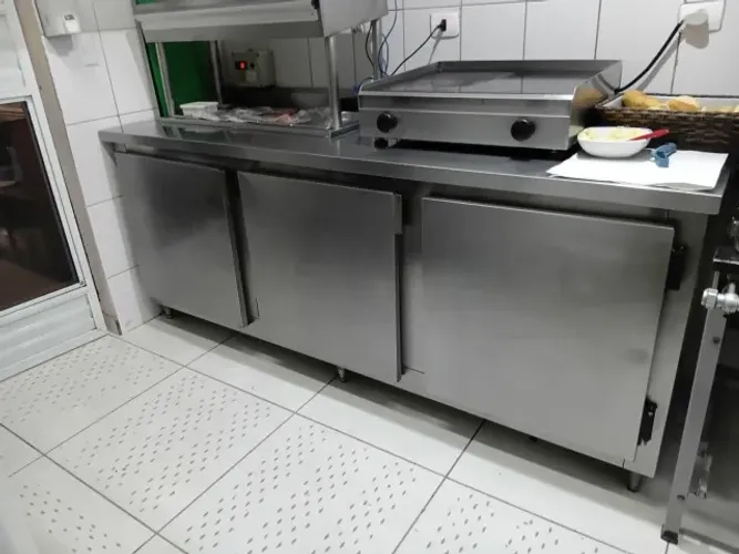 Balcão Refrigerado em Aço Inox 3 Portas com Condimentadora e Cubas