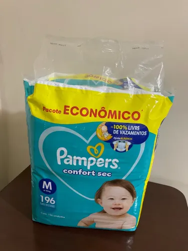 Vendo um Pacote de Fraldas Pampers Confort Sec (Nova e lacrada) 196 Unidades ( M ).