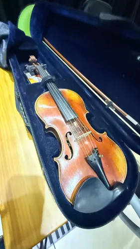Violino Stradivarius Alemão com mais de 100 anos