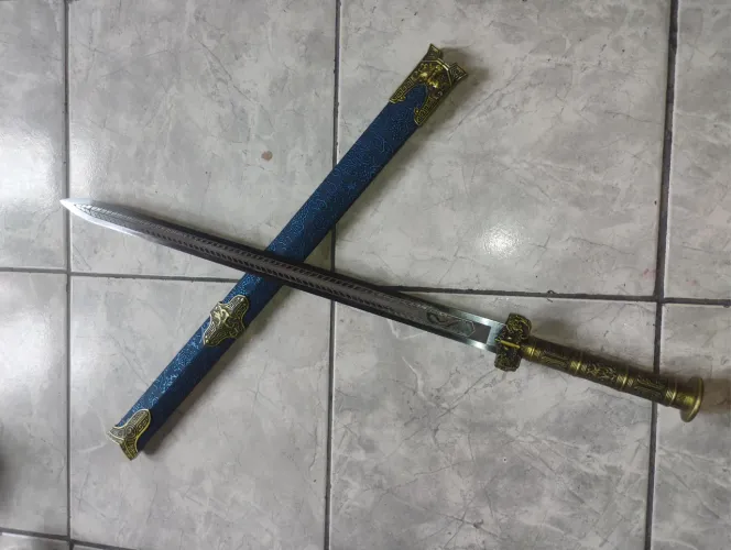 Vendo espada de aço inoxidável nova 