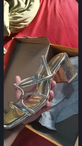Salto alto novo ! Dourado