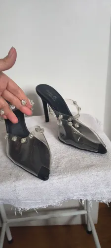 Scarpin preto e transparente em cima 