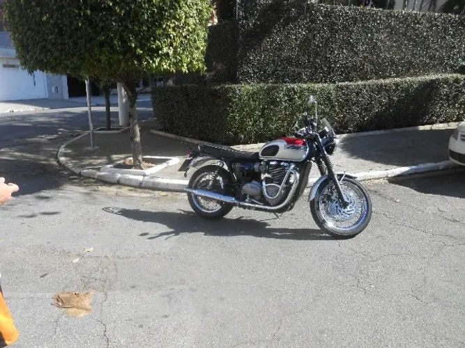 Triumph Bonneville T120 - Impecável - Baixa KM - IPVA 2026 Pago Não Aceito Trocas