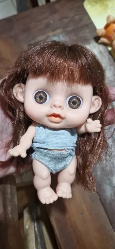 Mini bonequinha de borracha com olhos grandes