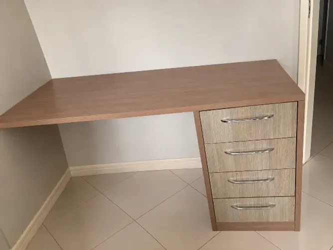 Mesa de estudo + prateleiras de livros
