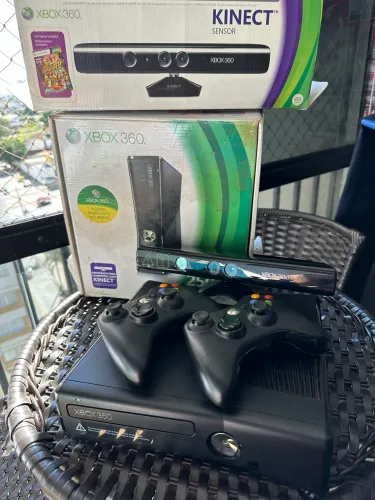 Xbox 360 Super Slim 250GB + Kinect + 28 Jogos Originais + Caixa Original