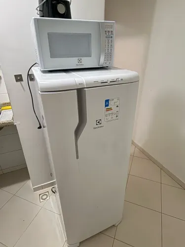 Geladeira Electrolux RE31 Branco 110v (seminova)