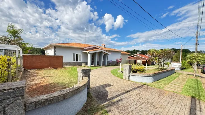 Casa de Alto Padrão no Colina das Estrelas 1.400 m², Amplo Terreno, 4 Suítes e Área Verde