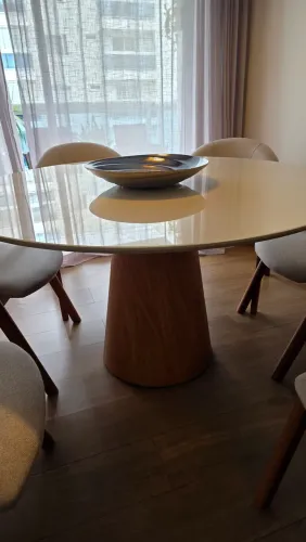 Mesa de jantar redonda com 6 cadeiras