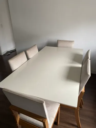 Mesa com 6 cadeiras