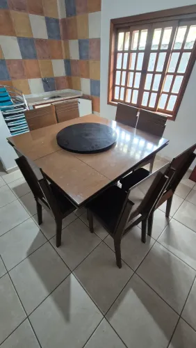 Vendo mesa quadrada com 8 cadeiras. Excelente estaco