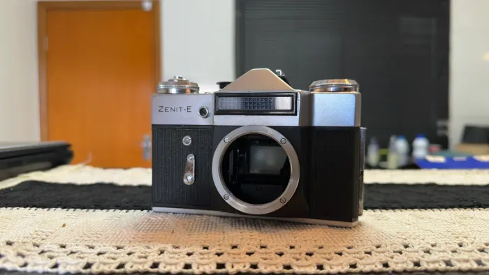 Câmera SLR Zenit-E para decoração 